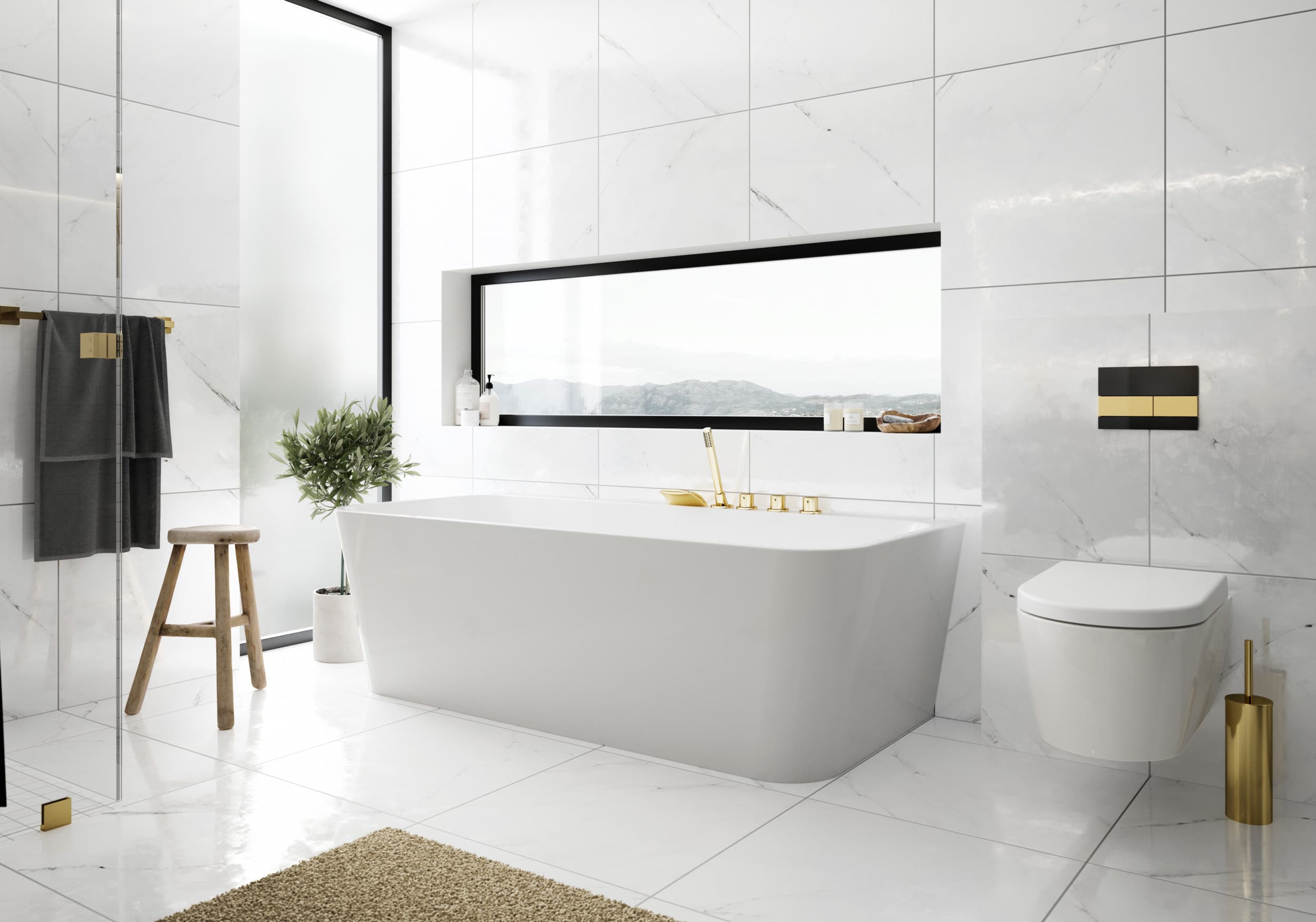 Bilde av et bad med badekar og et toalett med gulldetaljer